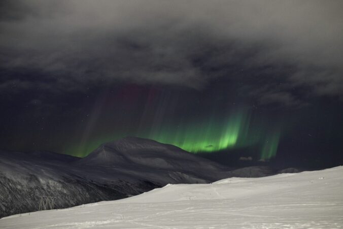 Nordlichter über einem Berg bei Tromsø