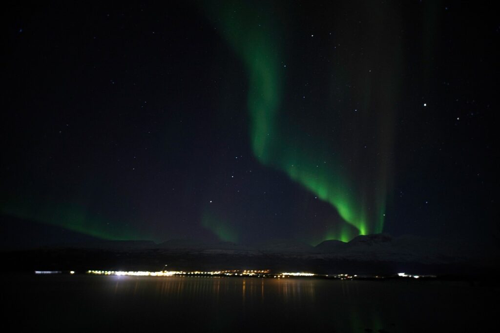 Nordlichter über den Bergen