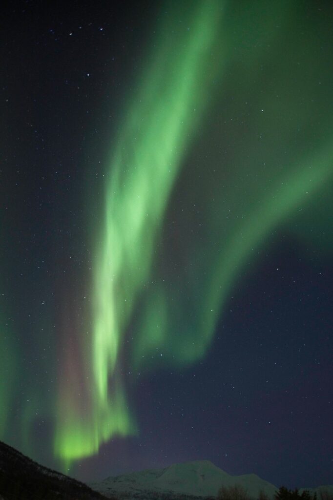 Starkes Nordlicht über den Bergen