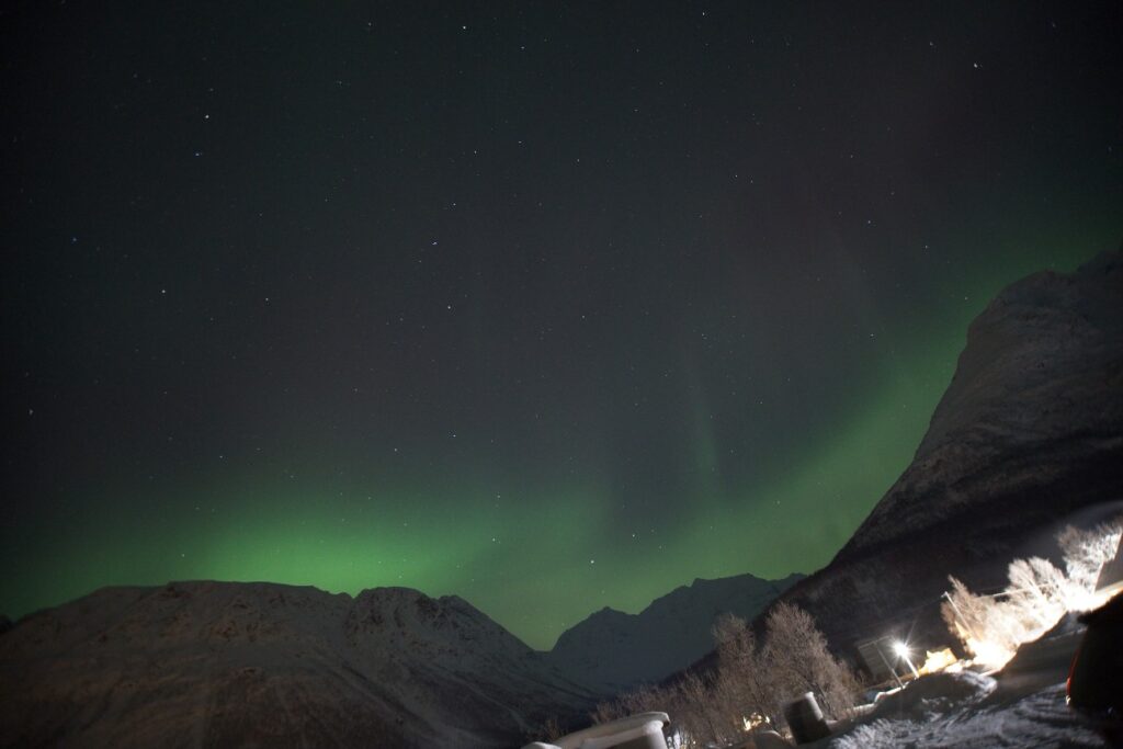 Nordlichter hinter Bergen